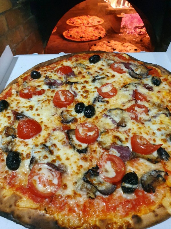 PIZZA RAFFINÉE MAGRETS DE CANARD FUMÉ, CROTTIN DE CHÈVRE ET OIGNON : Saga Pizza